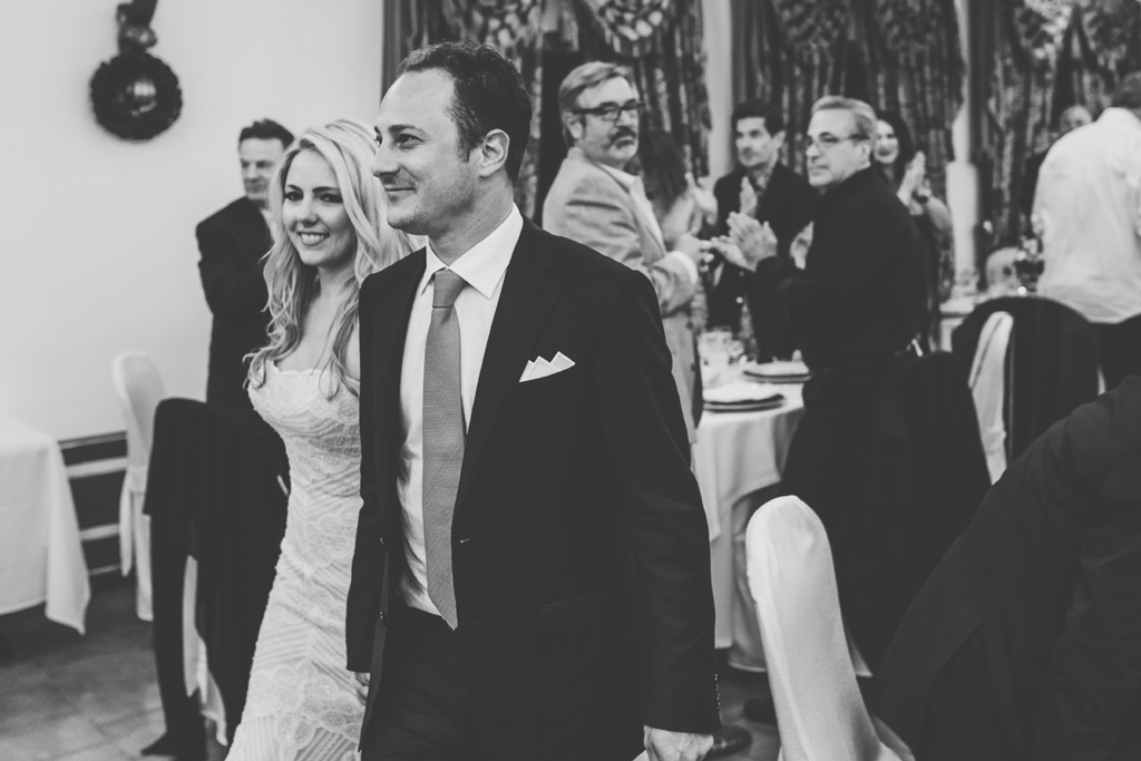 Fotografo Matrimonio Villa Del Cardinale I due sposi raggiungono gli ospiti per il ricevimento