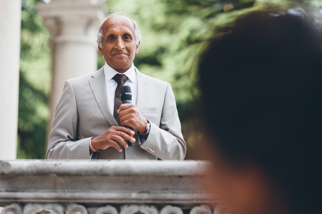 Fotografo Matrimonio Villa Erba Il padre osserva emozionato la sposa