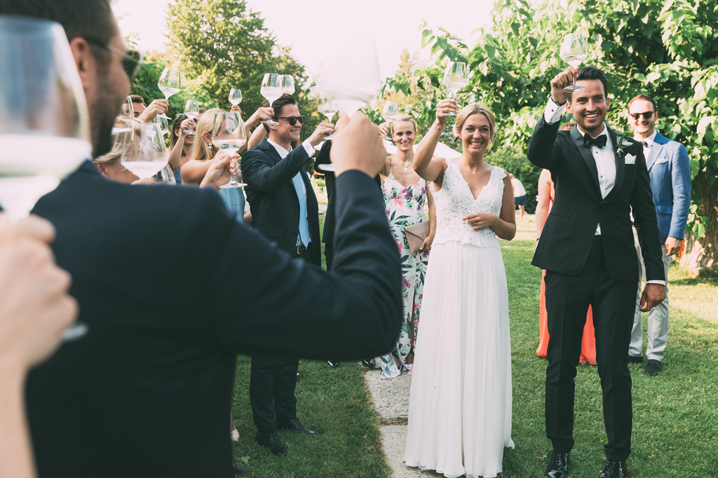 Fotografo Matrimonio Lago di Garda Gli ospiti brindano con gli sposi