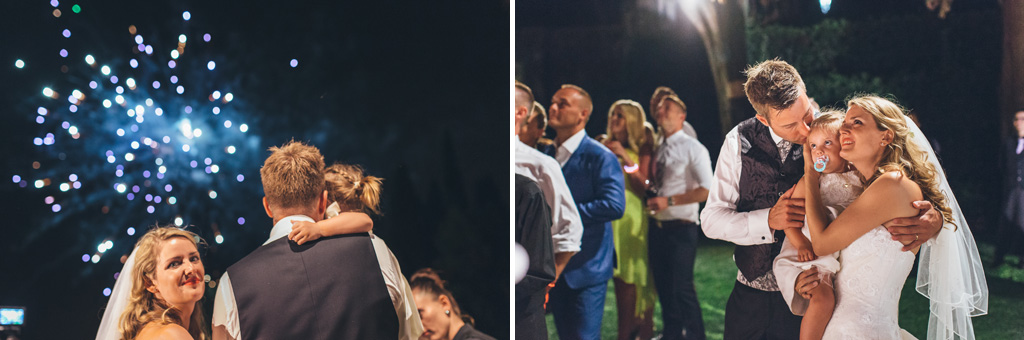 Fotografo Matrimonio Lago di Garda Gli sposi osservano i botti d'artificio