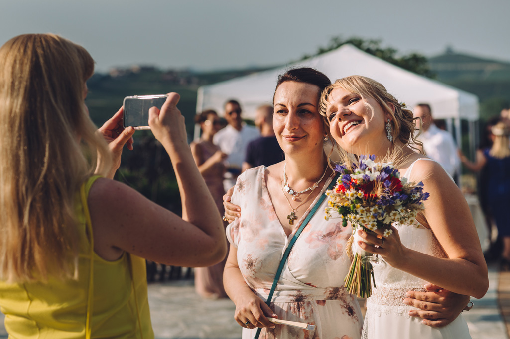 Fotografo Matrimonio Langhe Gli ospiti s'intrattengono con alcuni scatti sul cellulare poco prima del ricevimento