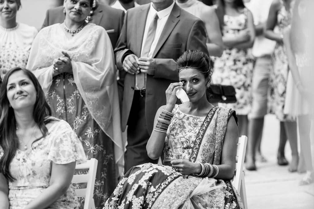 Fotografo Matrimonio Villa Erba La sposa commossa si asciuga una lacrima in un momento toccante ripreso da Alessandro Della Savia