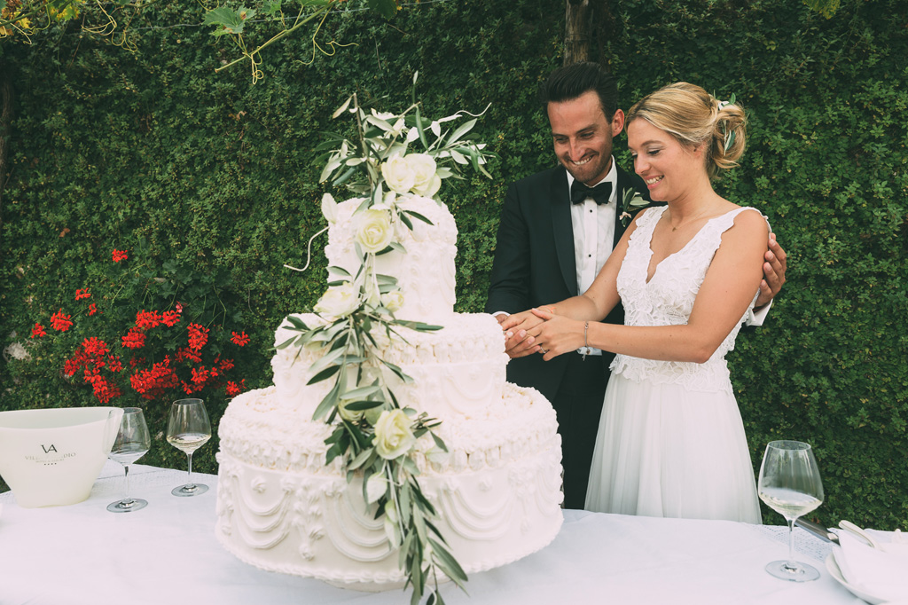 Fotografo Matrimonio Lago di Garda Gli sposi tagliano la prima fetta della torta nunziale