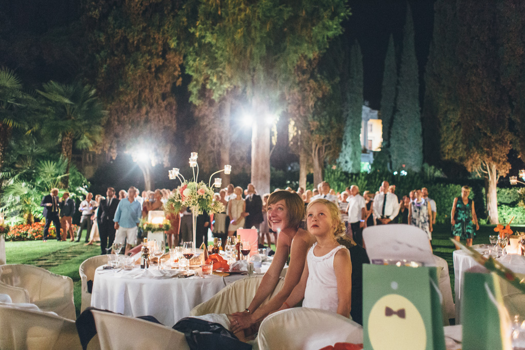 Fotografo Matrimonio Lago di Garda Gli sposi osservano meravigliati i fuochi d'artificio