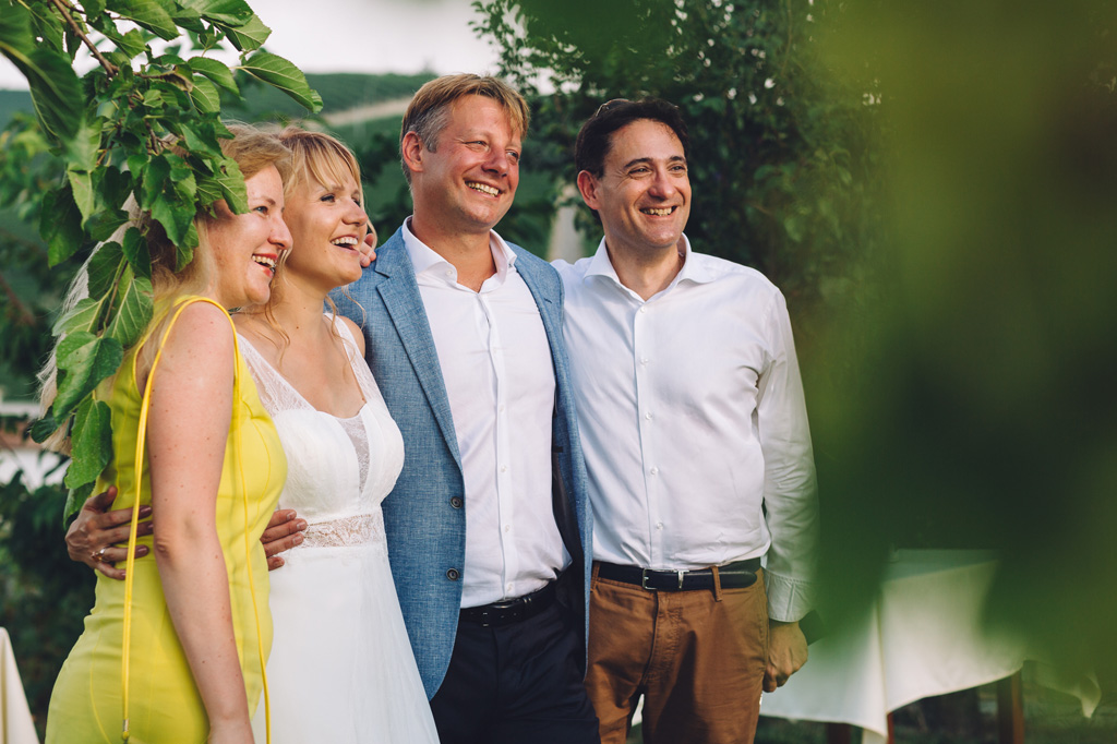Fotografo Matrimonio Langhe Lo sposo posa assieme agli invitate per le consuete foto di gruppo