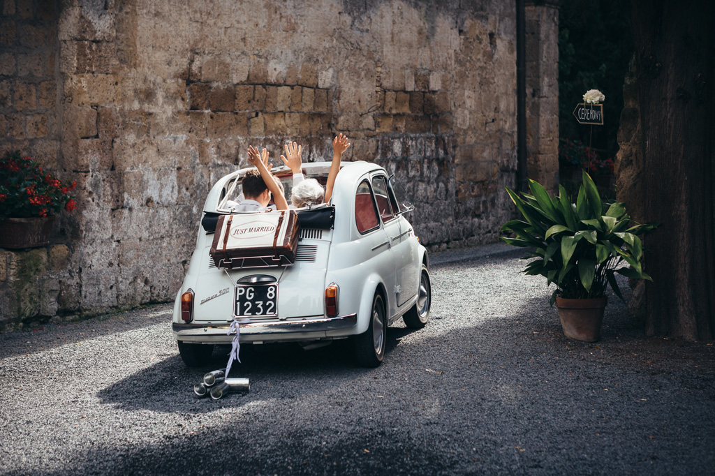 Fotografo Matrimonio Orvieto I due sposi viaggiano in macchina per proseguire lo shooting