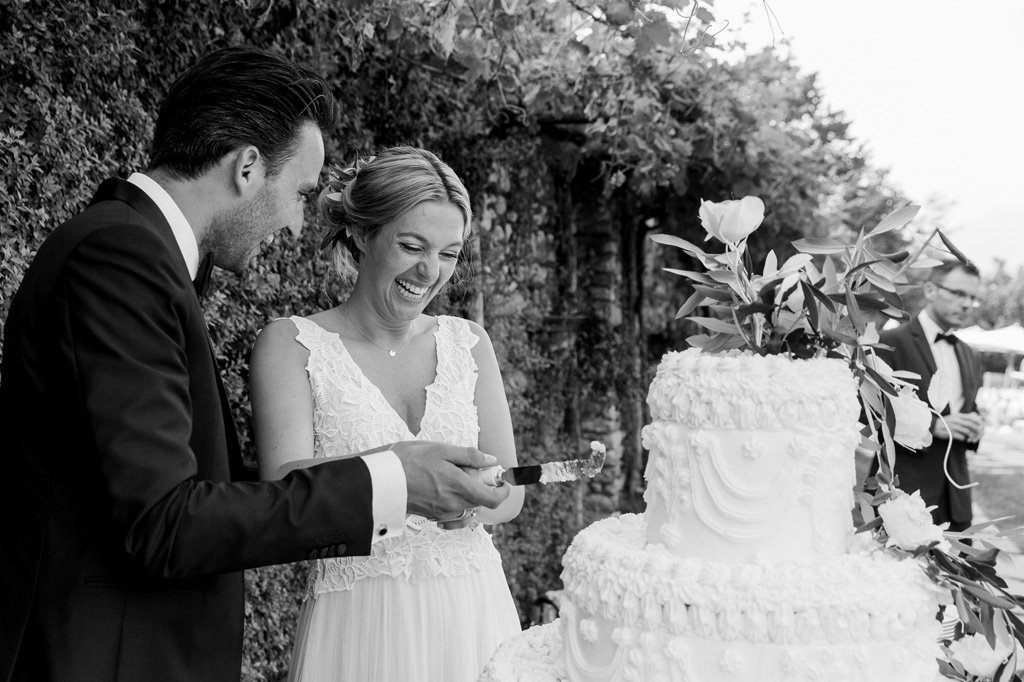 Fotografo Matrimonio Lago di Garda Gli sposi tentano ti tagliare la torta nunziale