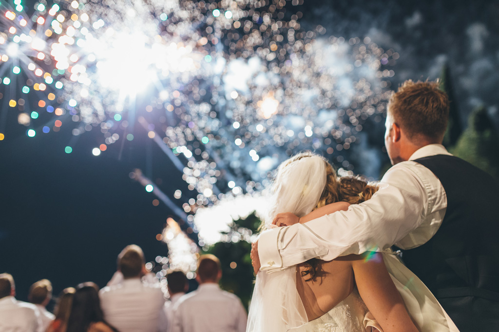Fotografo Matrimonio Lago di Garda I due sposi, Martin e Kathrin, si stringono durante i fuochi d'artificio