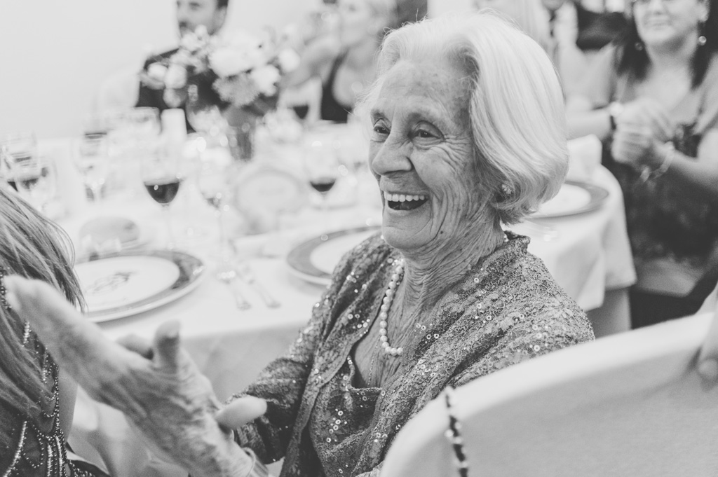 Fotografo Matrimonio Villa Del Cardinale Un'invitata ride gioiosamente durante il ricevimento