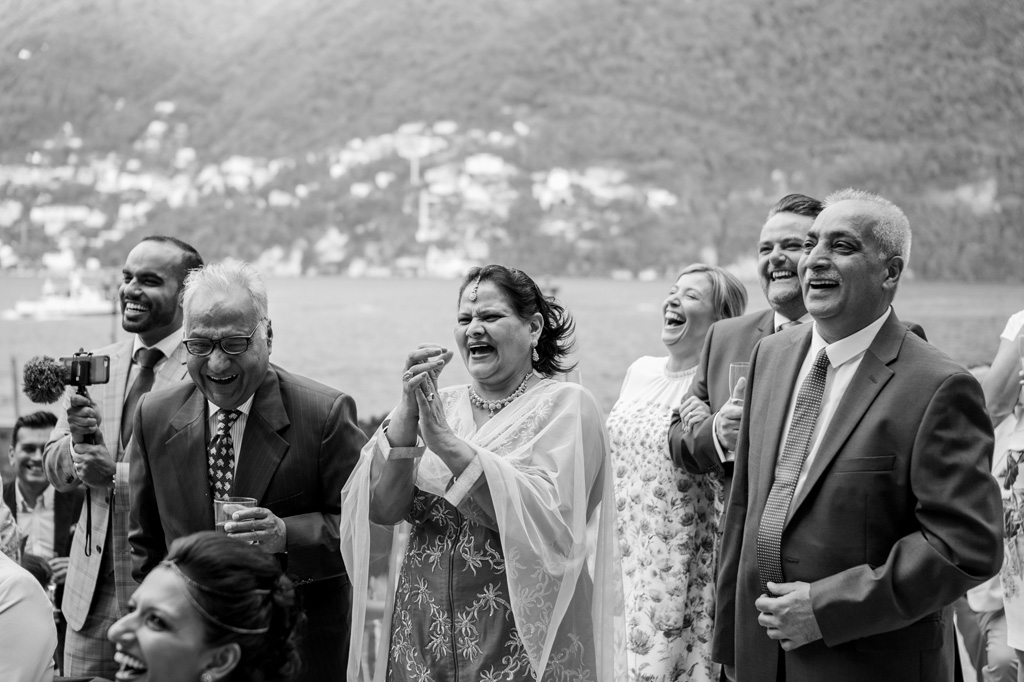 Fotografo Matrimonio Villa Erba La madre dello sposo appalude