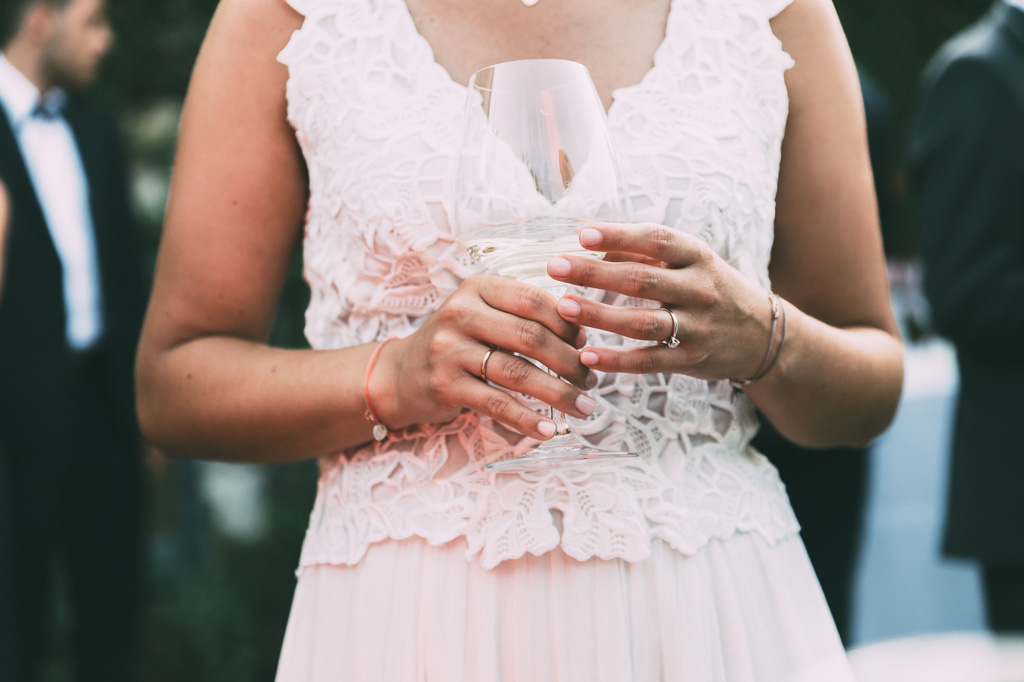 Fotografo Matrimonio Lago di Garda La sposa beve un bicchiere di spumante durante la festa di ricevimento