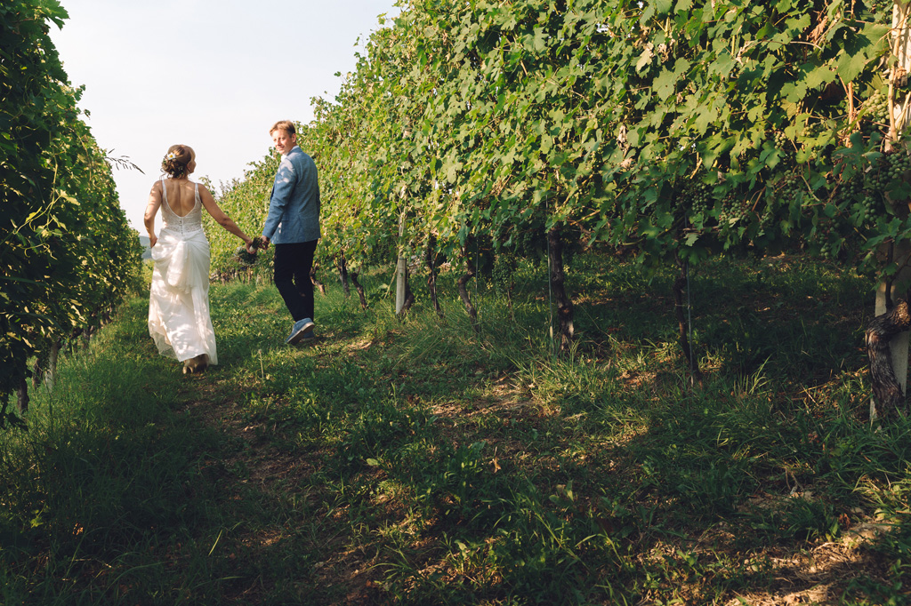 Fotografo Matrimonio Langhe I due sposi passeggiano lungo il sentiero