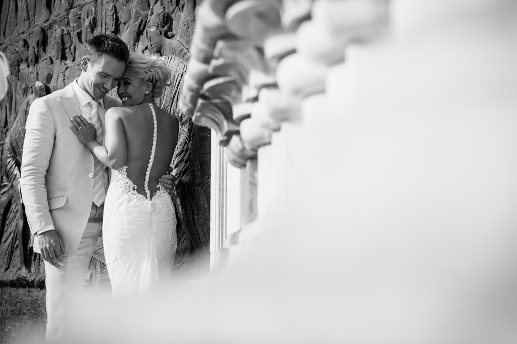 Fotografo Matrimonio Orvieto I due sposi si stringono durante lo shooting con Alessandro Della Savia