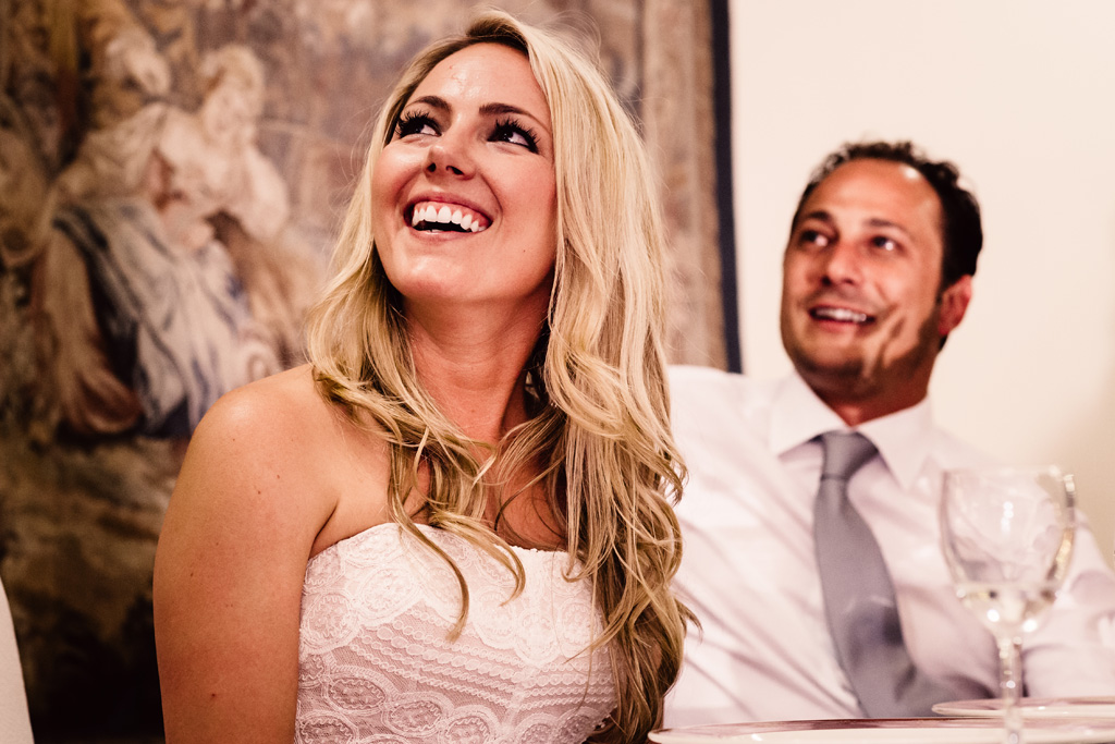 Fotografo Matrimonio Villa Del Cardinale Emmanuel e Brittney sorridono agli invitati