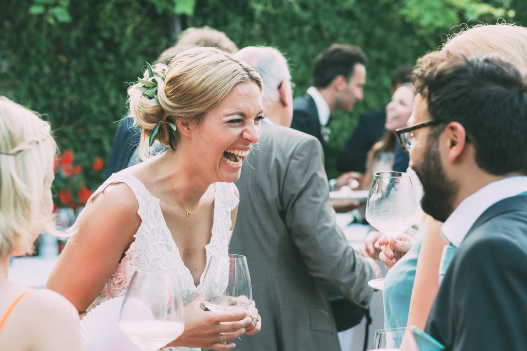 Fotografo Matrimonio Lago di Garda La sposa ride e scherza con gli invitati