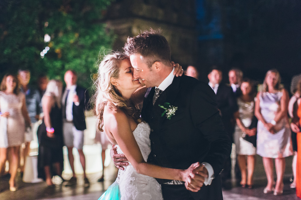 Fotografo Matrimonio Lago di Garda I due sposi, Martin e Kathrin, danzano davanti agli ospiti