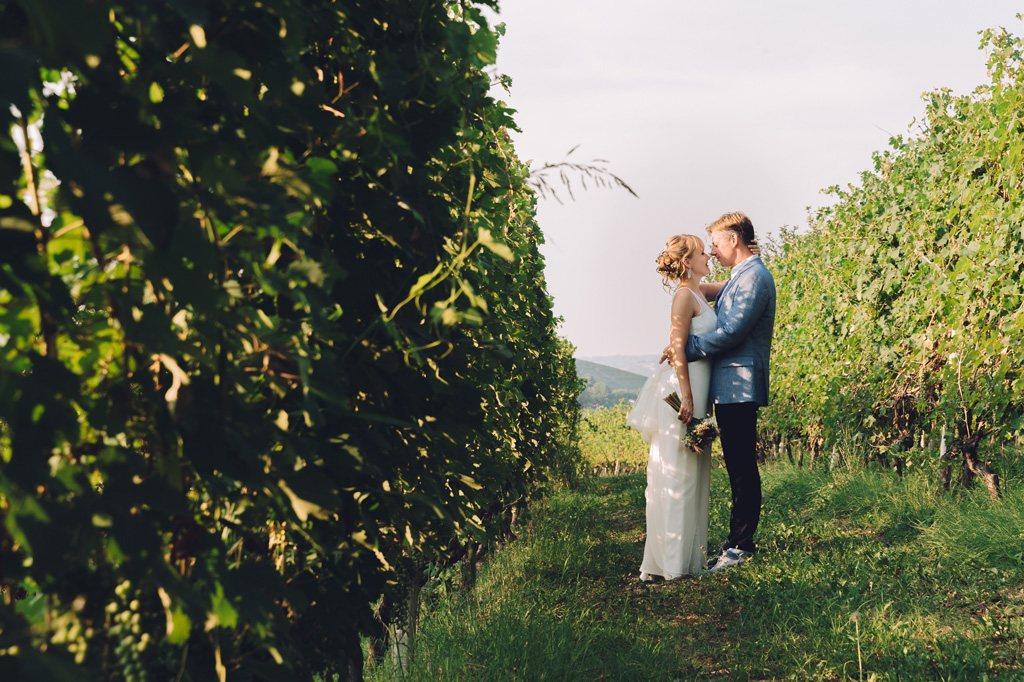 Fotografo Matrimonio Langhe I due sposi posano per il fotografo Alessandro Della Savia su un sentiero rurale