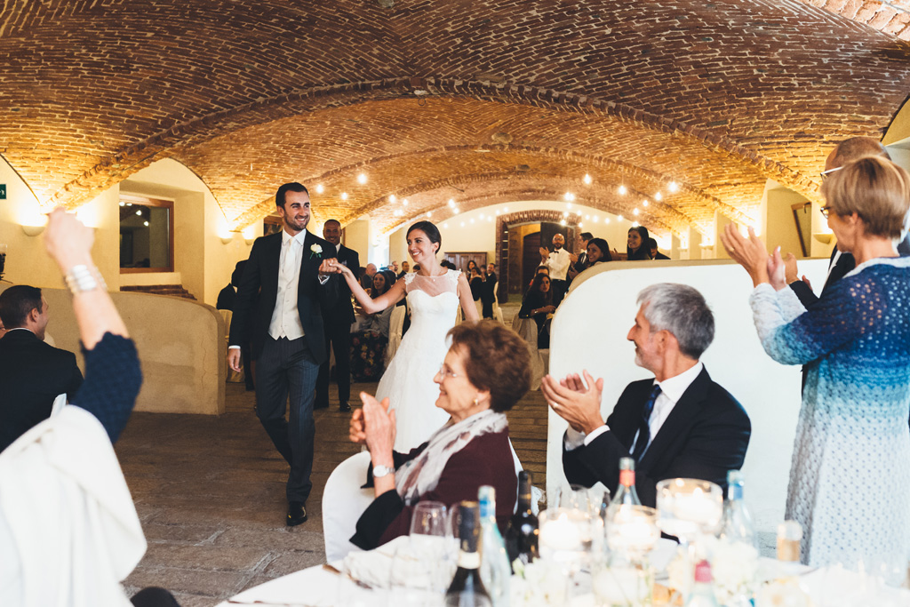 Fotografo Matrimonio Pavia Gli ospiti applaudono fragorosamente l'entrata di Federico e Silvia