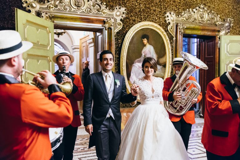 I due sposi vengono accolti all'interno della villa da una banda di musicisti