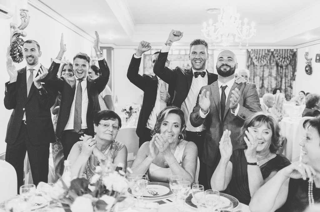 Fotografo Matrimonio Villa Del Cardinale Gli ospiti applaudono fragorosamente durante i discorsi dei parenti