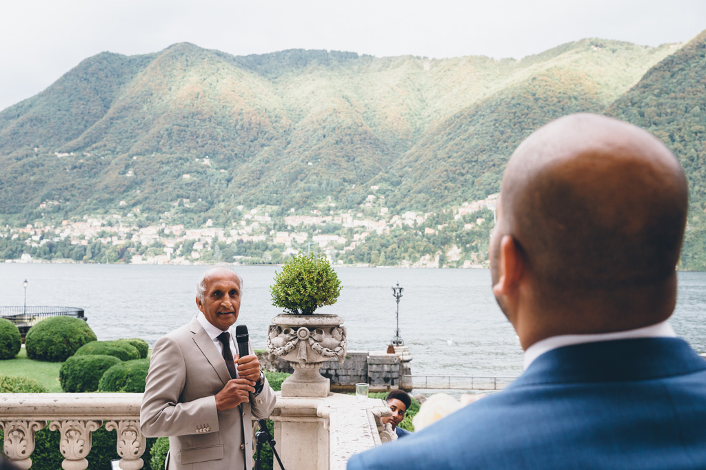 Fotografo Matrimonio Villa Erba Il padre della sposa pronuncia un discorso in favore degli sposi