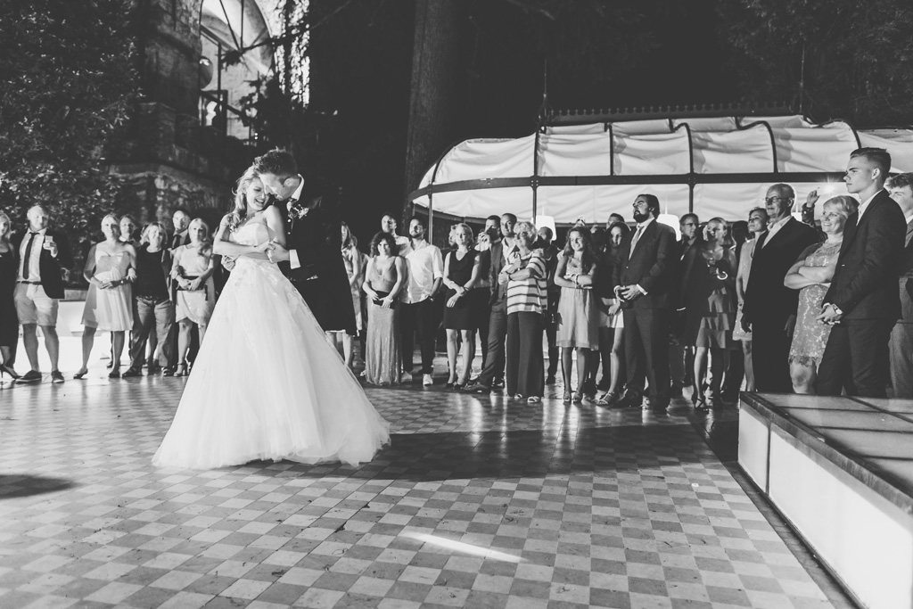 Fotografo Matrimonio Lago di Garda Martin stringe Kathrin mentre ballano un lento romantico