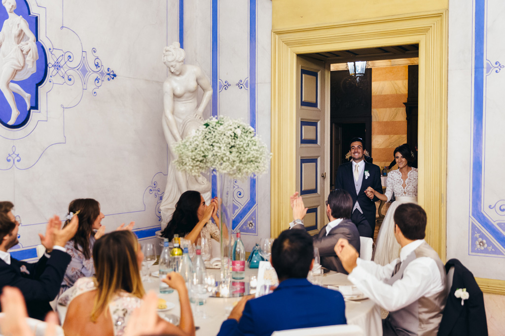 Fotografo Matrimonio Villa Caroli Zanchi I due sposi vengono accolti sono acclamati dagli ospiti