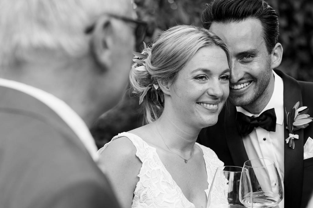 Fotografo Matrimonio Lago di Garda Lo sposo e la sposa si scambiano parole e sorrisi
