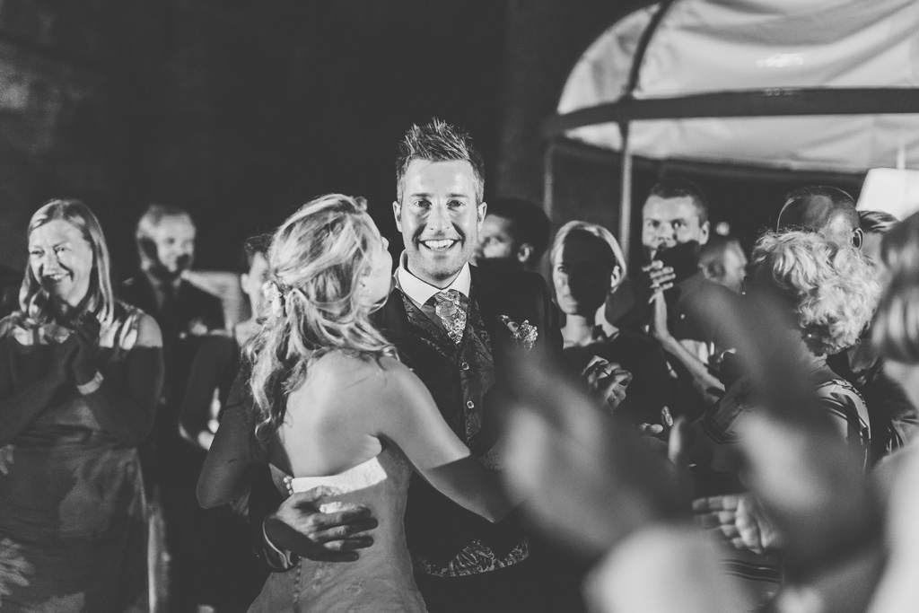 Fotografo Matrimonio Lago di Garda Lo sposo sorride davanti al fotografo