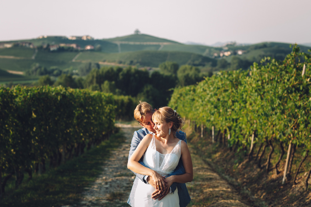 Fotografo Matrimonio Langhe Lo sposo bacia la sposa