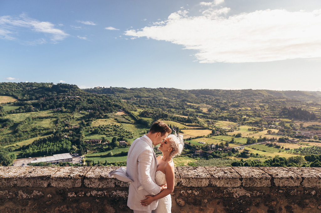 Fotografo Matrimonio Orvieto Gli sposi si baciano con la suggestiva cornice di Orvieto