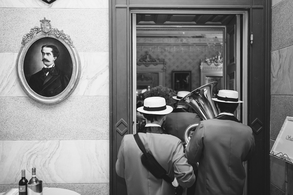 Fotografo Matrimonio Villa Caroli Zanchi La banda musicale entra in sala di ricevimento
