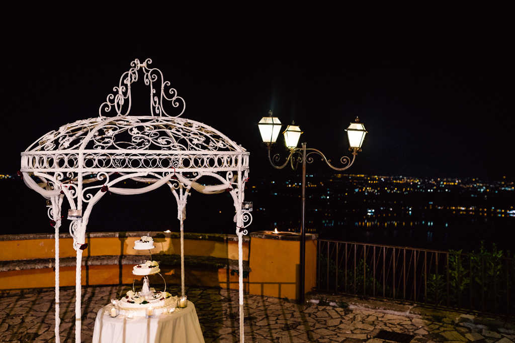 Fotografo Matrimonio Villa Del Cardinale La torta nunziale si trova all'esterno della Villa sotto un gazebo