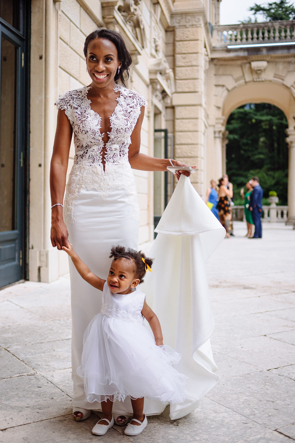 Fotografo Matrimonio Villa Erba La sposa Ayesha è in dolce compagnia di una bambina