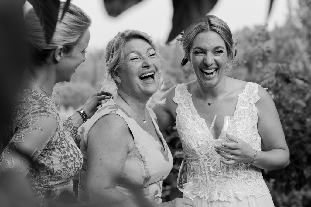 Fotografo Matrimonio Lago di Garda La sposa ride in compagnia della madre