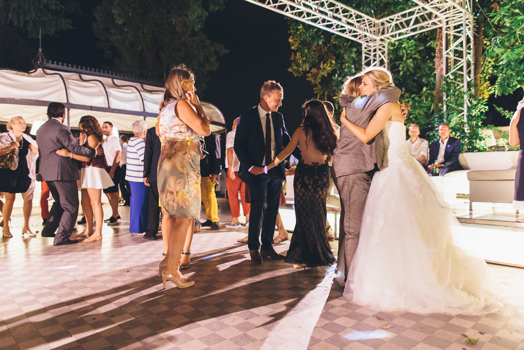 Fotografo Matrimonio Lago di Garda Gli invitati abbracciano emozionati Kathrin