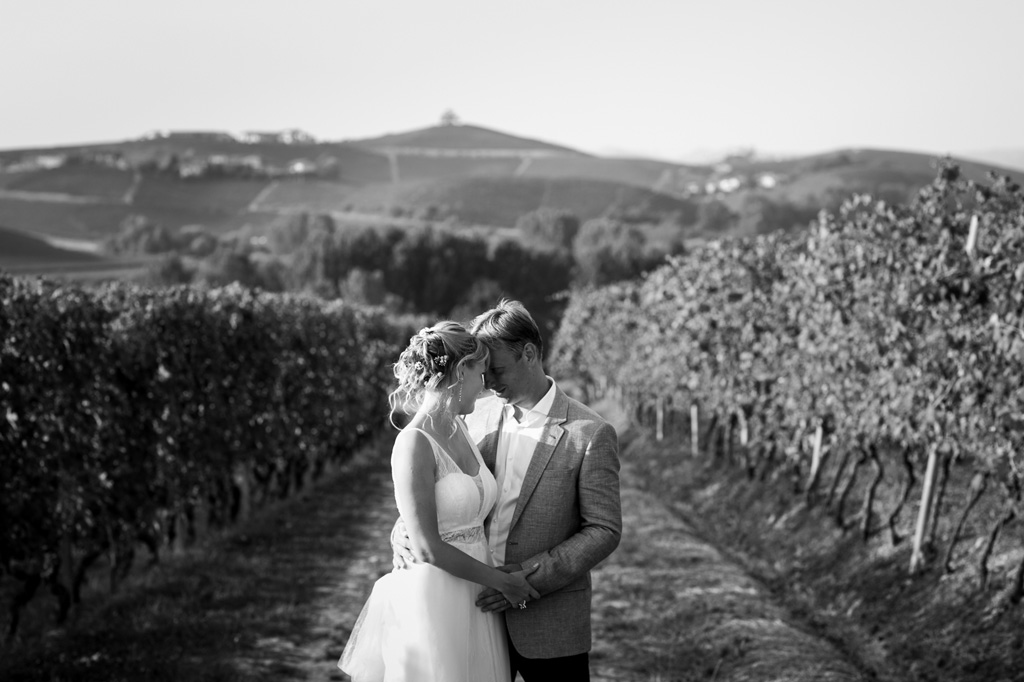 Fotografo Matrimonio Langhe I volti degli sposi si toccano dolcemente in uno scatto del fotografo Alessandro Della Savia