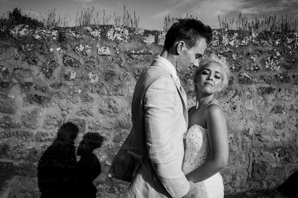 Fotografo Matrimonio Orvieto Lo sposo guarda attentamente la sposa