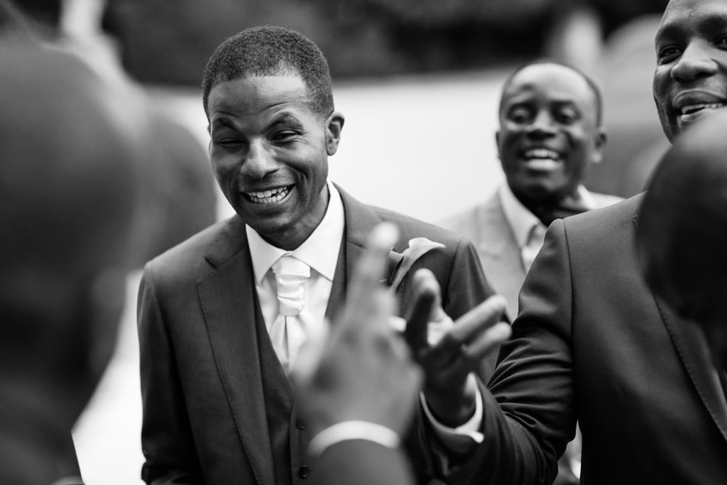 Fotografo Matrimonio Villa Erba Lo sposo Tony scherza in compagnia degli amici