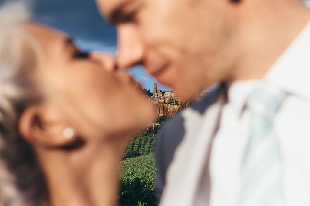 Fotografo Matrimonio Orvieto I due sposi si baciano dietro a un