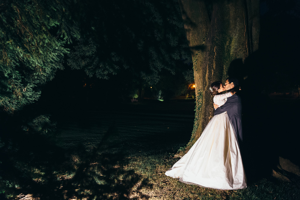 Fotografo Matrimonio Villa Caroli Zanchi Lo sposo bacia la sposa nello scenario bucolico di Villa Caroli
