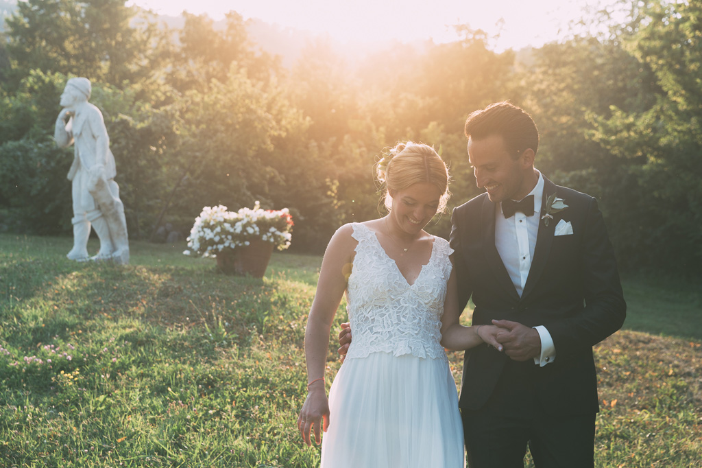 Fotografo Matrimonio Lago di Garda Gli sposi ridono e scherzano durante lo shooting fotografico con Alessandro Della Savia