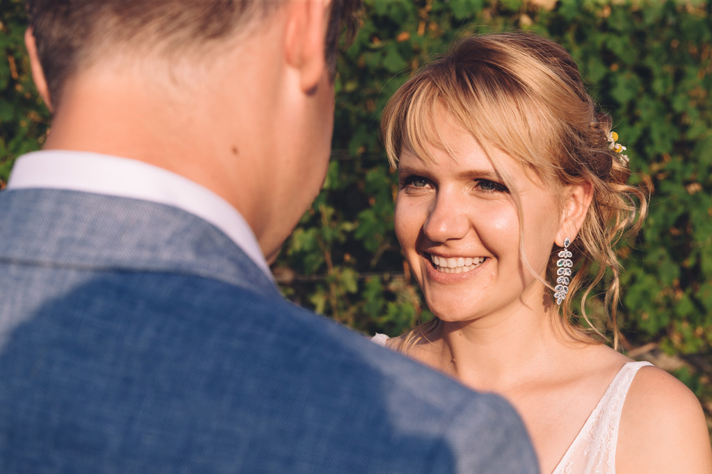 Fotografo Matrimonio Langhe La sposa osserva sorridente gli occhi dello sposo
