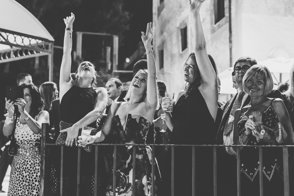 Fotografo Matrimonio Villa Del Cardinale Le invitate esultato impazzite sopra il balcone
