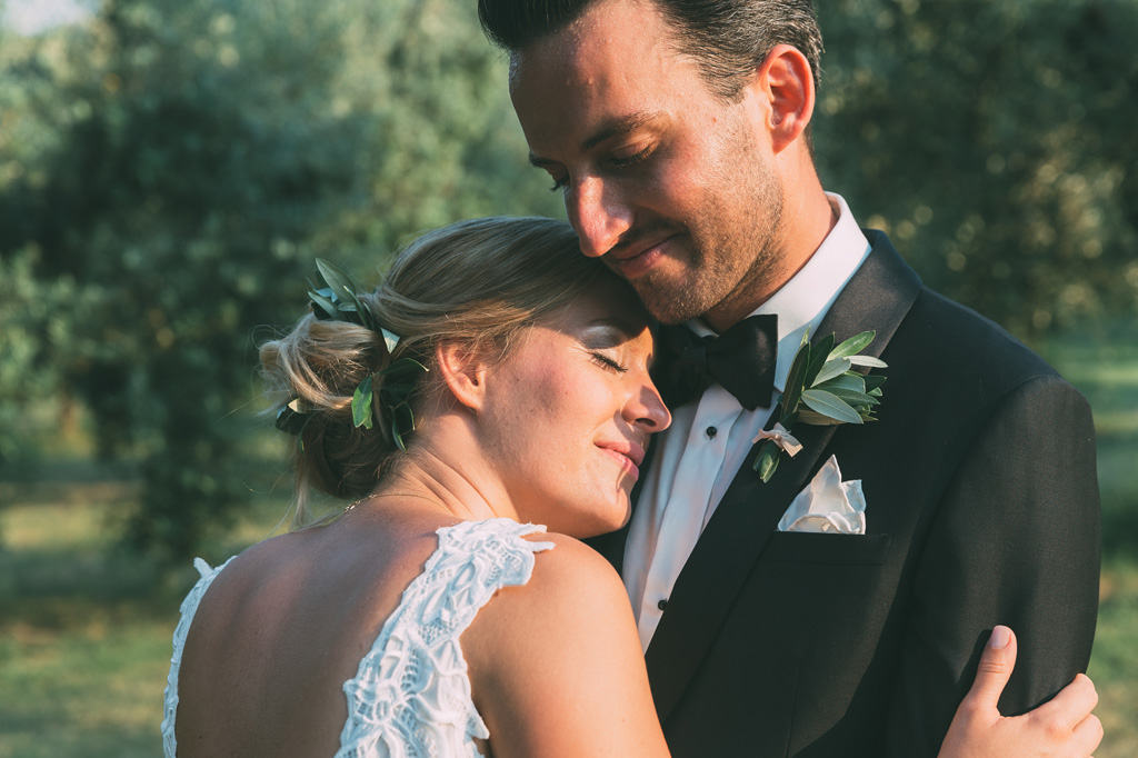 Fotografo Matrimonio Lago di Garda I due sposi si abbracciano teneramente