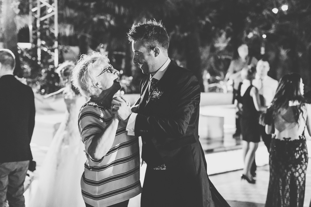 Fotografo Matrimonio Lago di Garda Lo sposo danza con un'invitata dopo il ricevimento