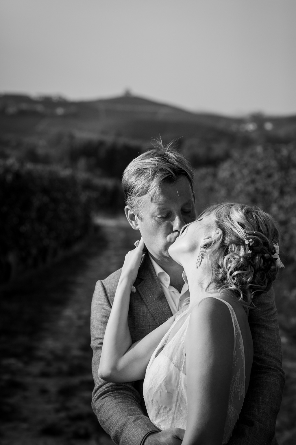 Fotografo Matrimonio Langhe I due sposi si concedono un lungo bacio