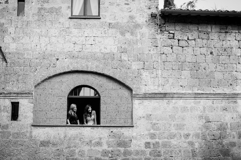 Fotografo Matrimonio Orvieto Due invitate scrutano i due sposi dal lussuoso resort