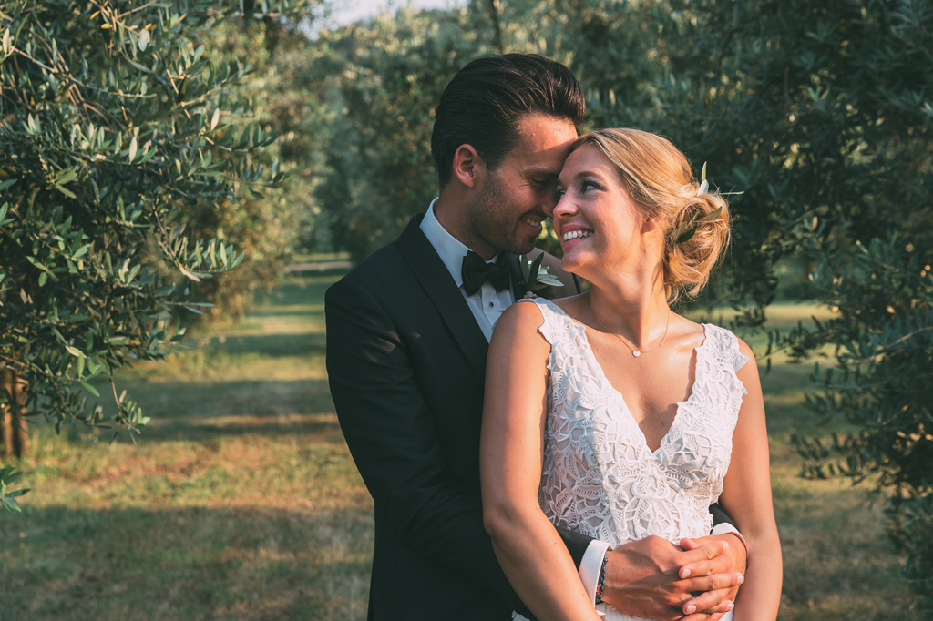 Fotografo Matrimonio Lago di Garda Lo sposo prende in grembo la sposa