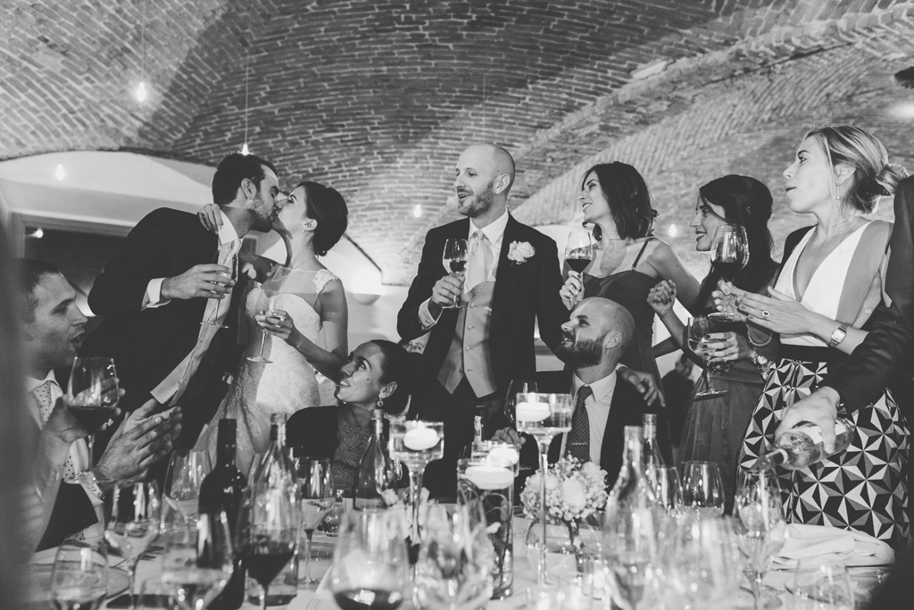 Fotografo Matrimonio Pavia I due sposi si baciano tra lo stupore degli invitati